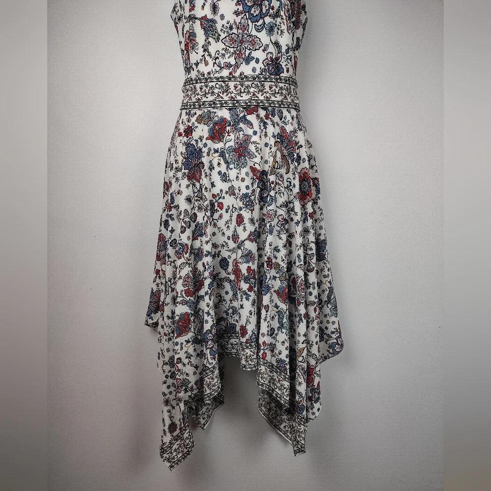 Beautiful handkerchief dress - Picture 3 of 15